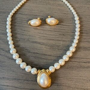 Elegant Gold and Pearl Necklace and Earring Set